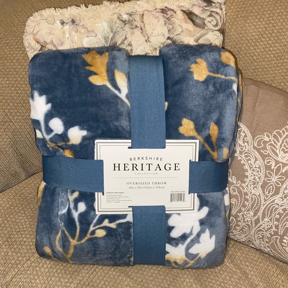 💙💛🤍NWT Berkshire Heritage Collection Oversized Floral Throw Blanket